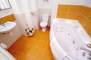 Один из Двухместных Superior номеров с массажной ванной в ванной комнате - Florens Boutique в Старом городе Вильнюса